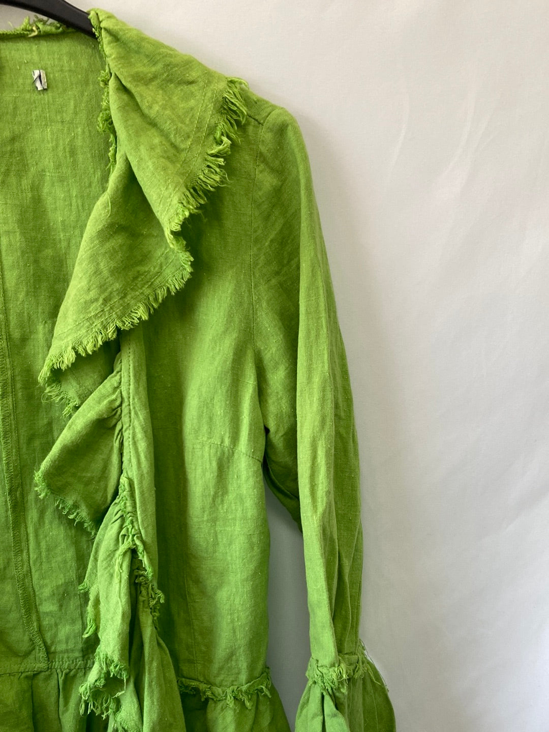 OTRAS. Chaqueta/ rebeca verde flúor volantes T.m