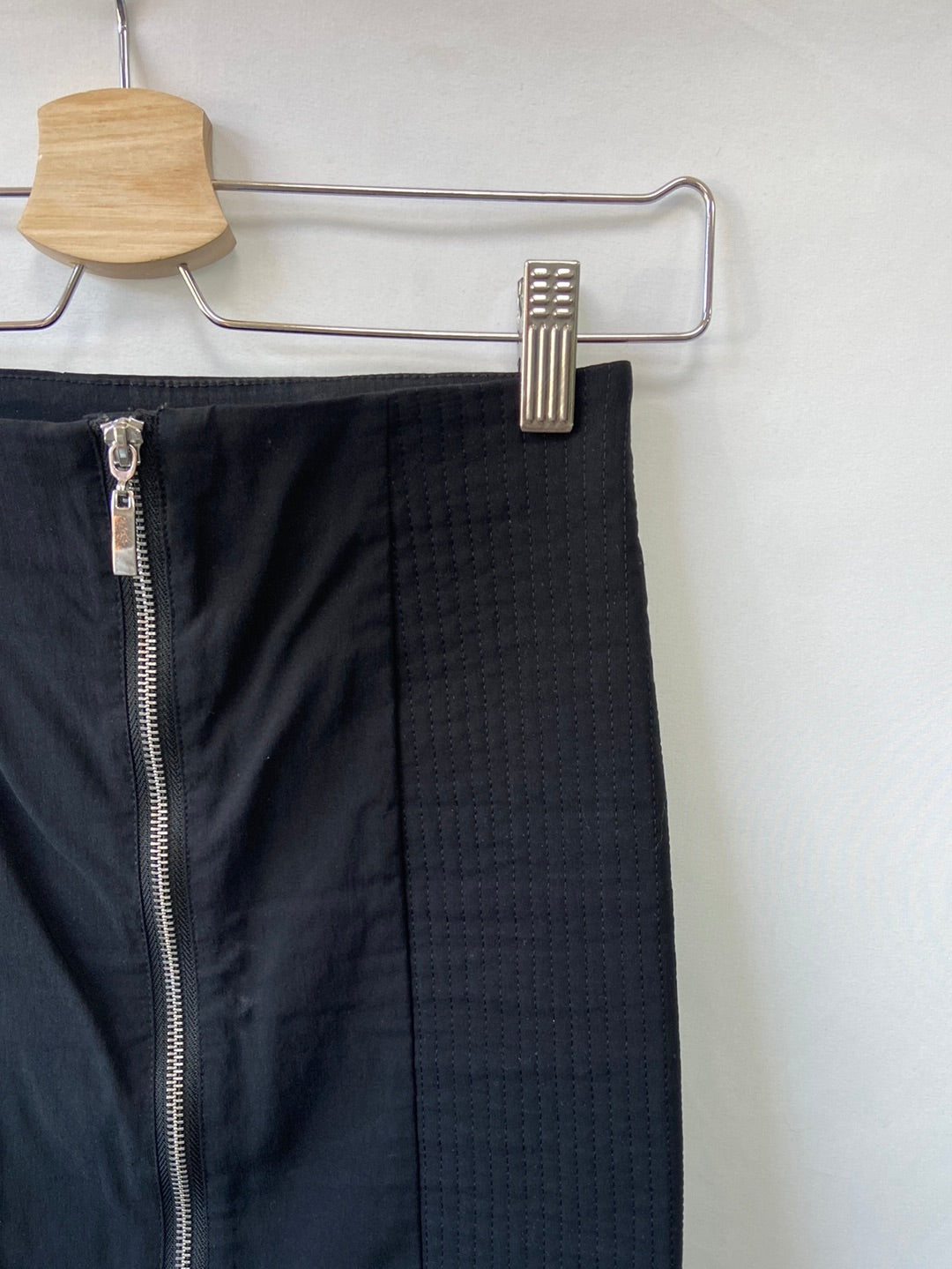 H&M.Falda elástica cremallera T.36