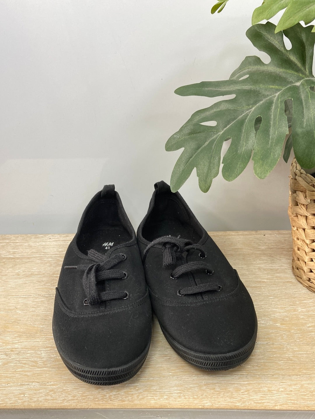 H&M.Zapatillas lona negras T.41