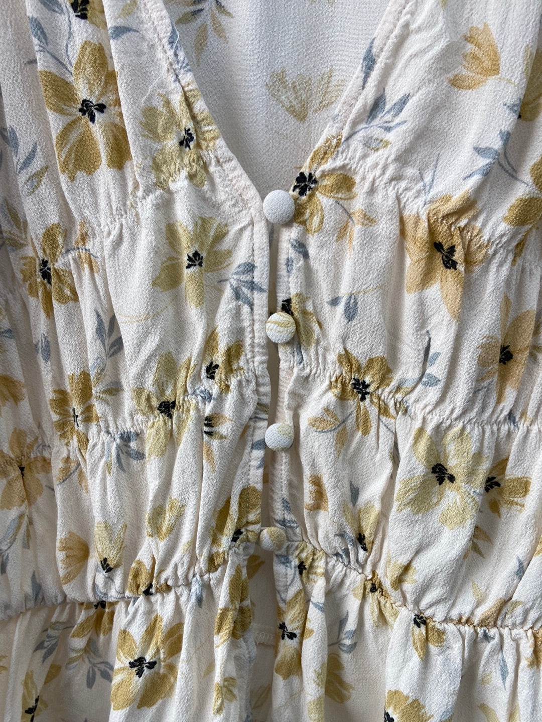 ZARA.Blusa beige flores y botones T.S