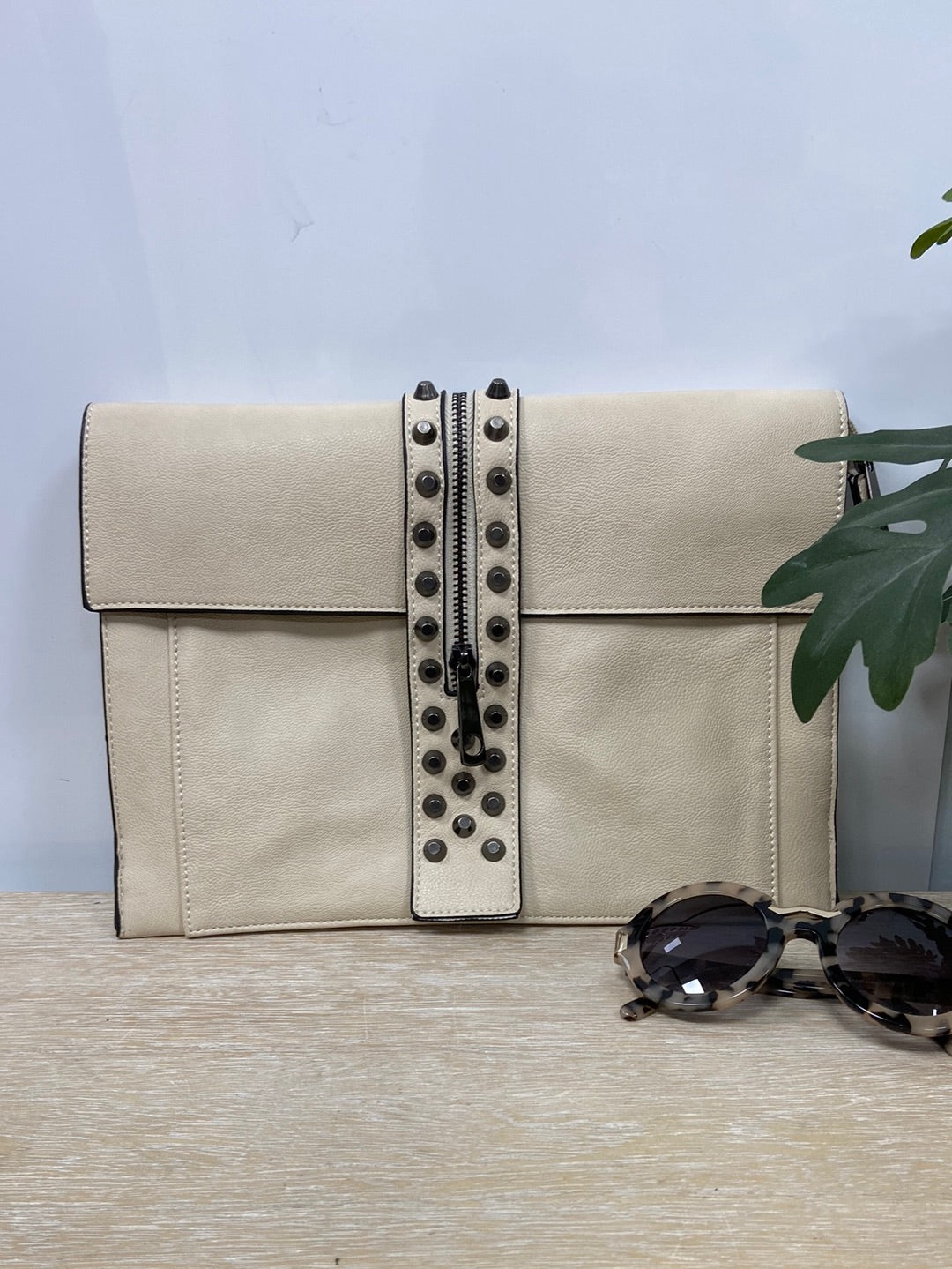 MISAKO. Beige bag with studs and zipper