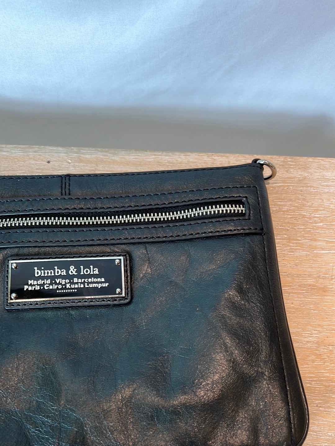 BIMBA Y LOLA. Bolso negro cremalleras