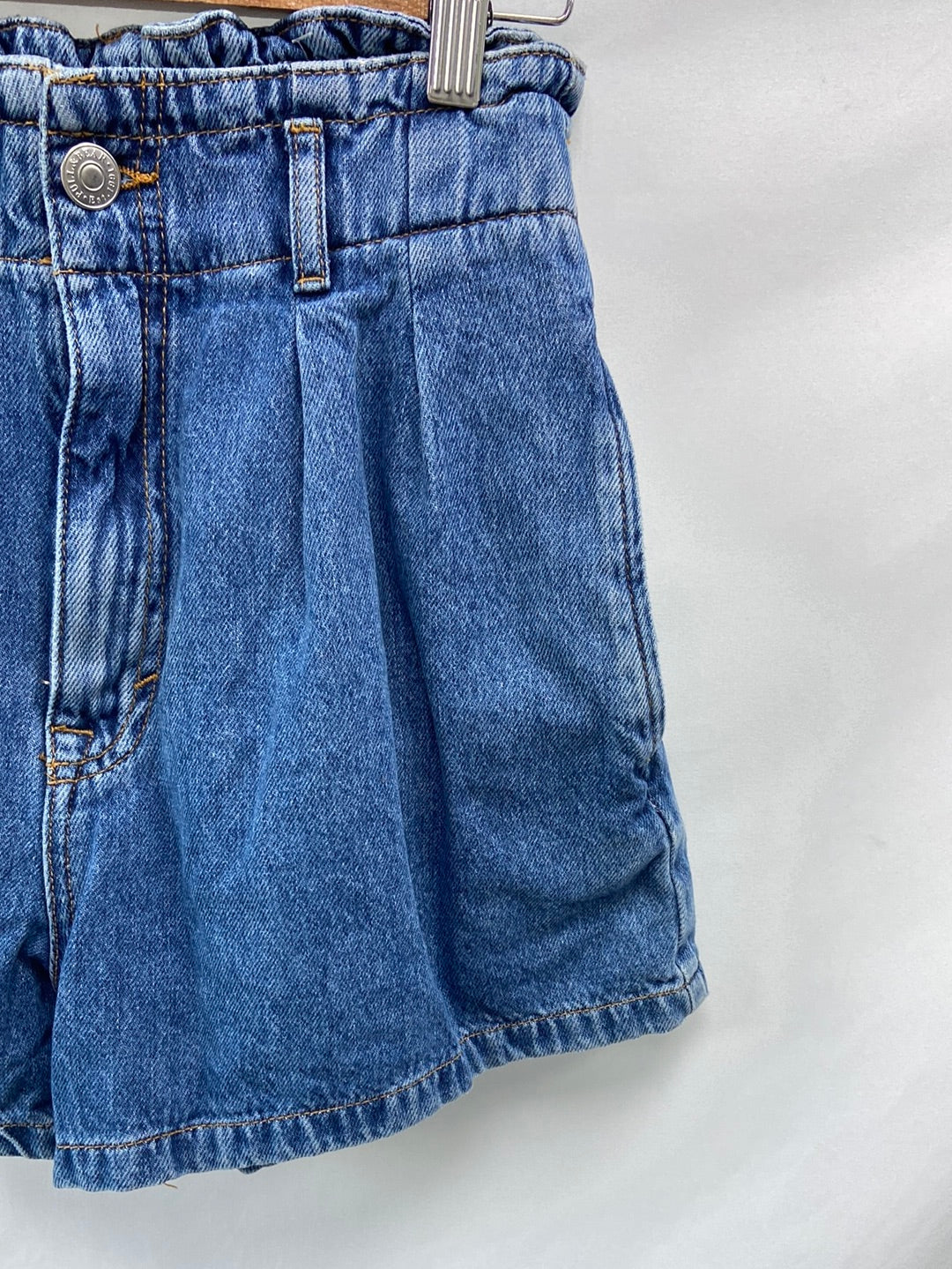PULL&BEAR.Shorts estilo paperback  T.M