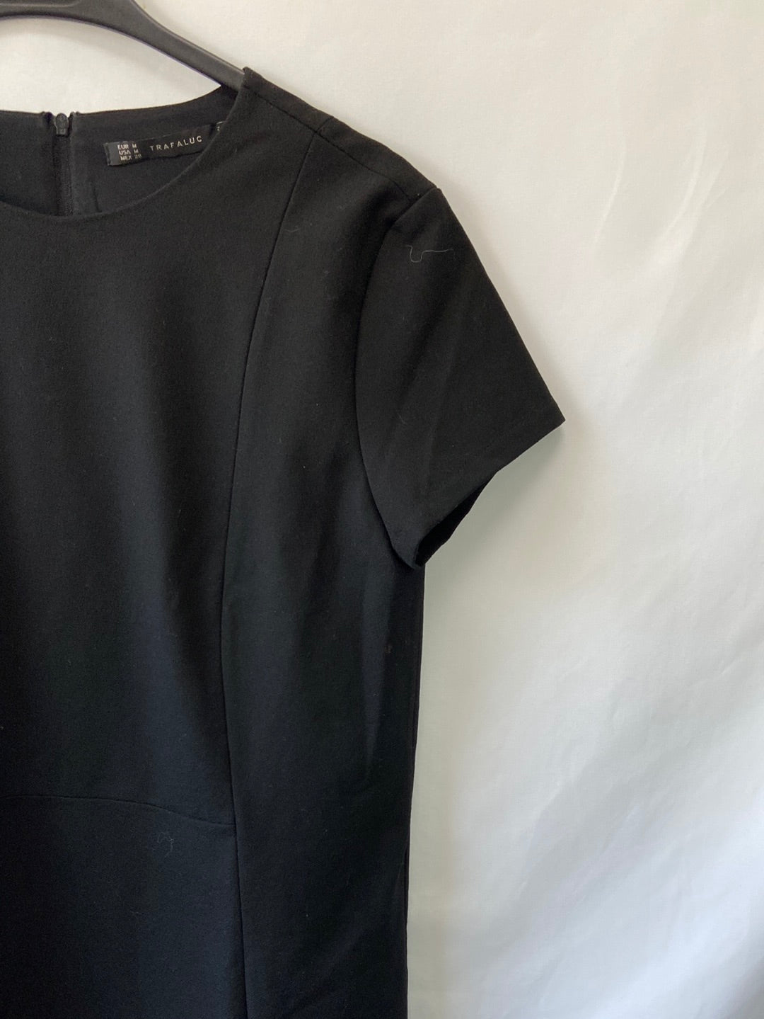 ZARA.Vestido negro arreglado costuras T.m