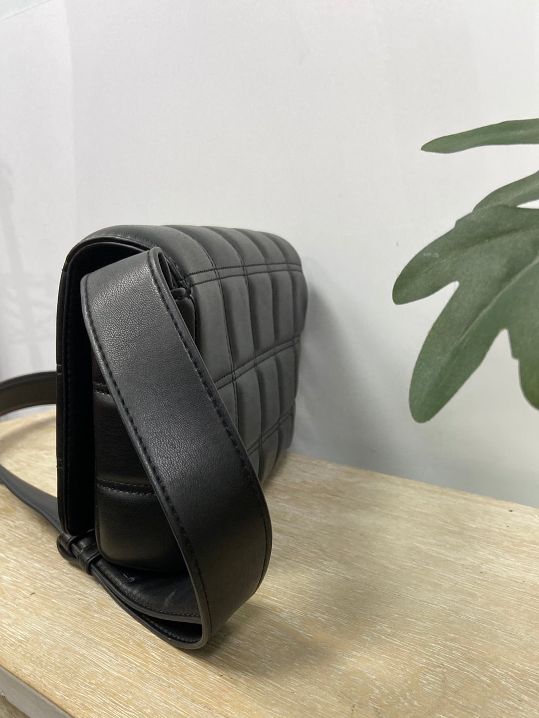 VIOLETA BY MAGO. bolso negro acolchado