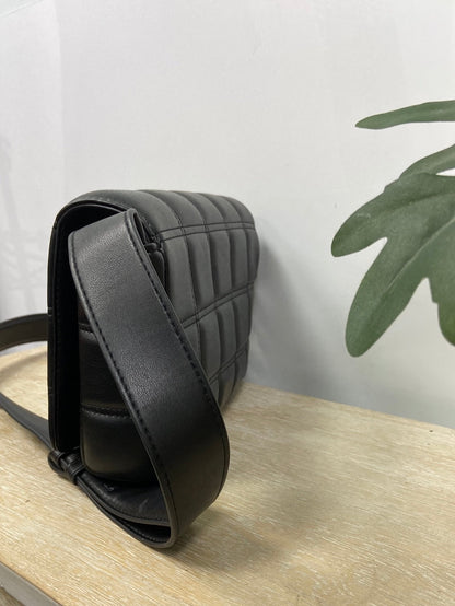 VIOLETA BY MAGO. bolso negro acolchado