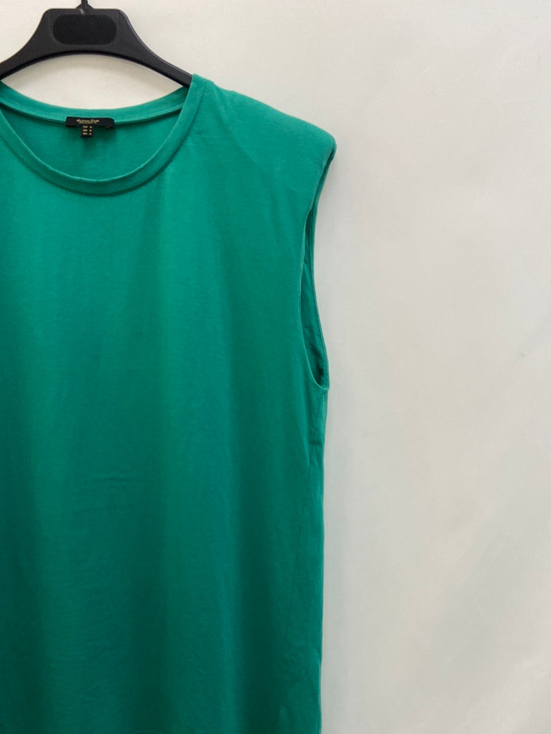 MASSIMO DUTTI.Camiseta verde hombreras T.M