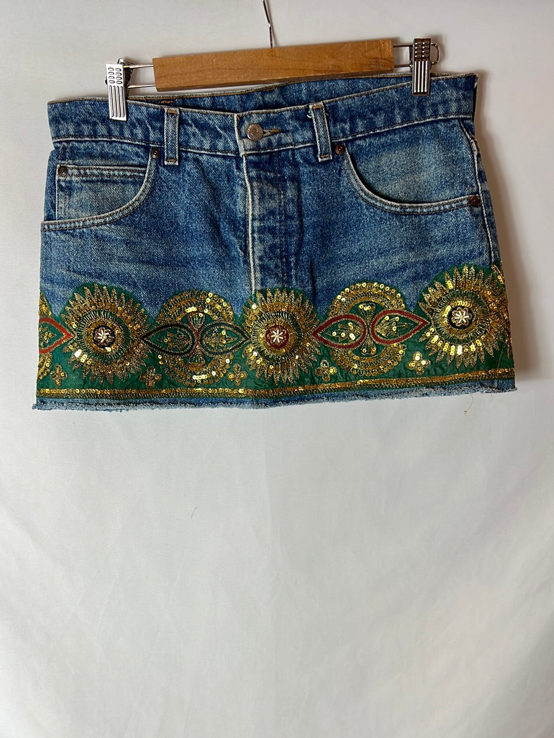 LEVI´S. Falda vaquera oscura con abalorios. T.30 (M)