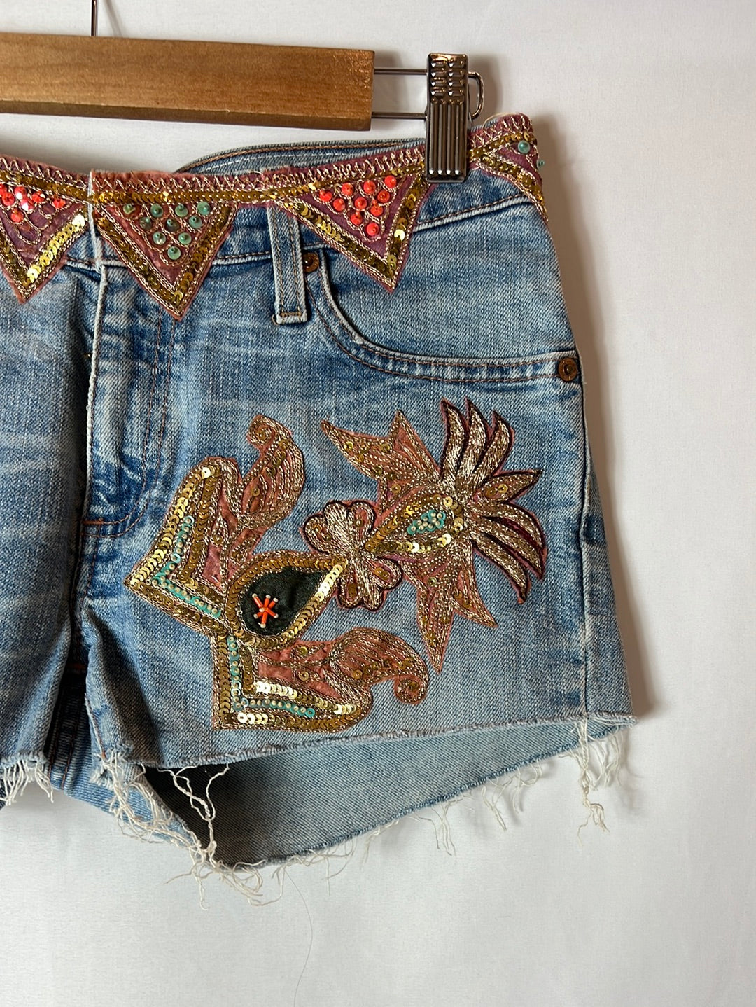 LEVI´S. Shorts vaqueros con abalorios. T.29 (M)