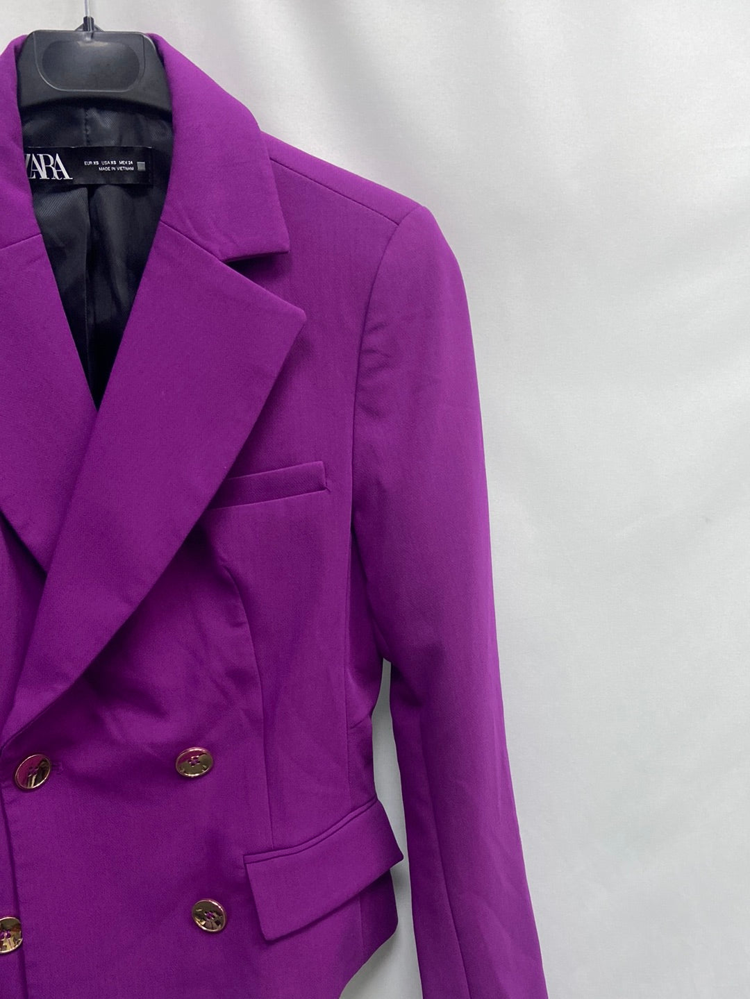 ZARA. Blazer morada cruzada T.xs