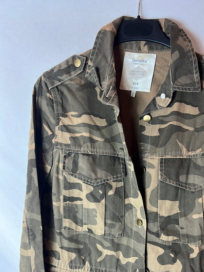 BERSHKA. Cazadora estampado militar. T S