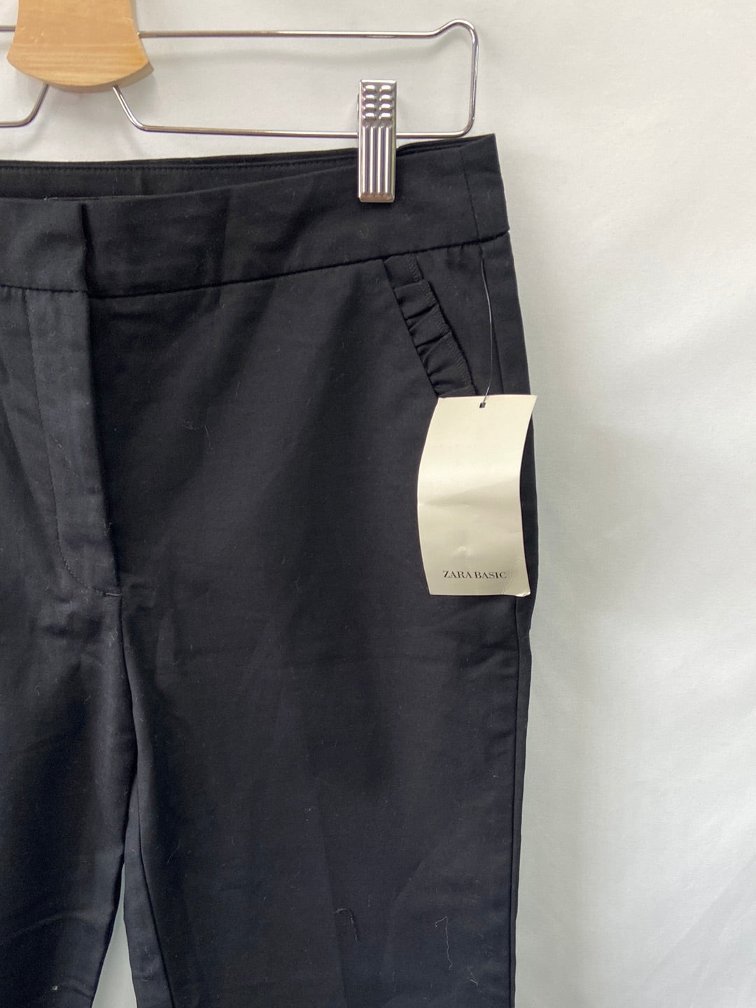 ZARA. Black trousers with ruffled pockets Tm