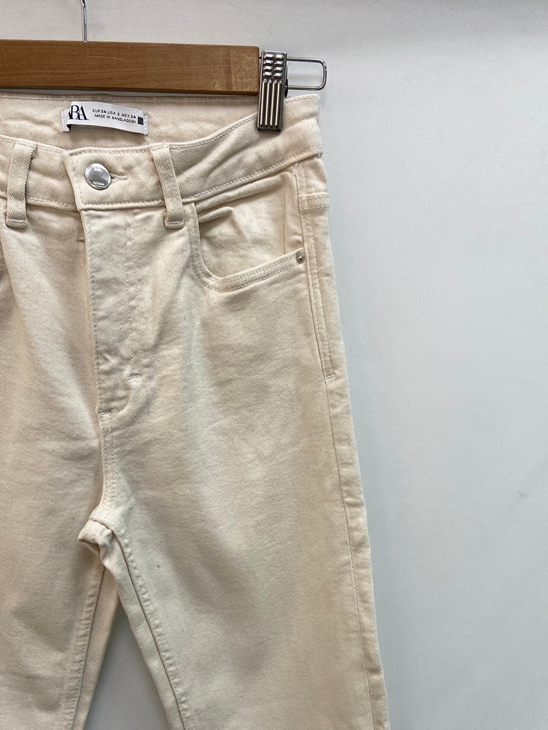 ZARA. Beige jeans size 34 (tara)