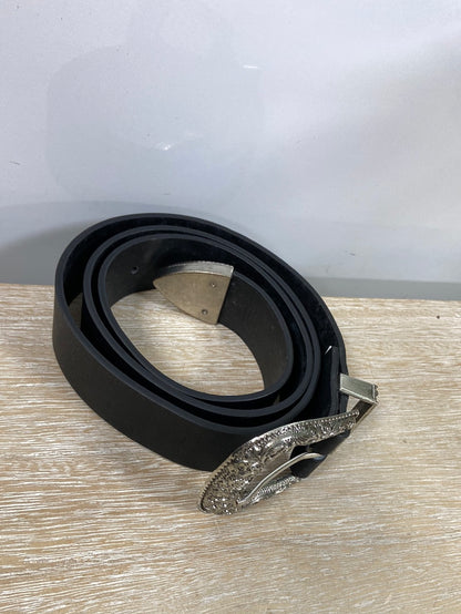 OTRAS.Cinturón hebilla maxi plateada