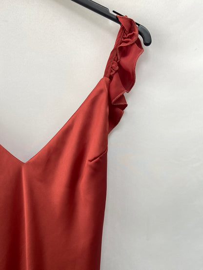 BY CLÉA.Vestido midi naranja satinado (36,38,40)