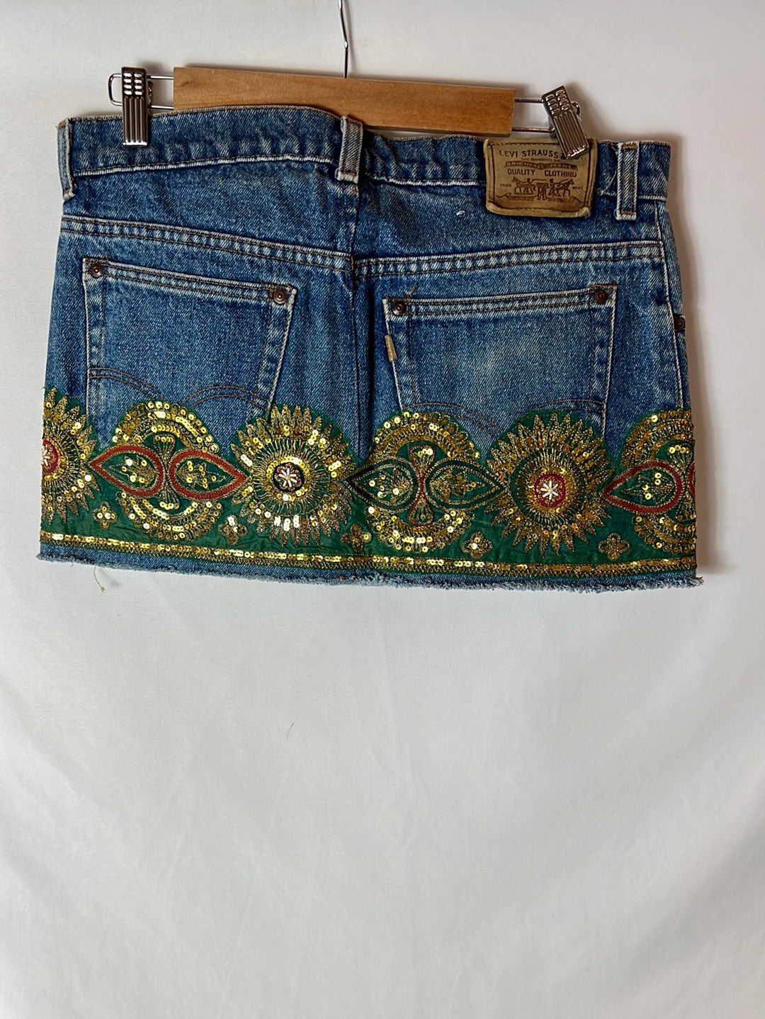 LEVI´S. Falda vaquera oscura con abalorios. T.30 (M)