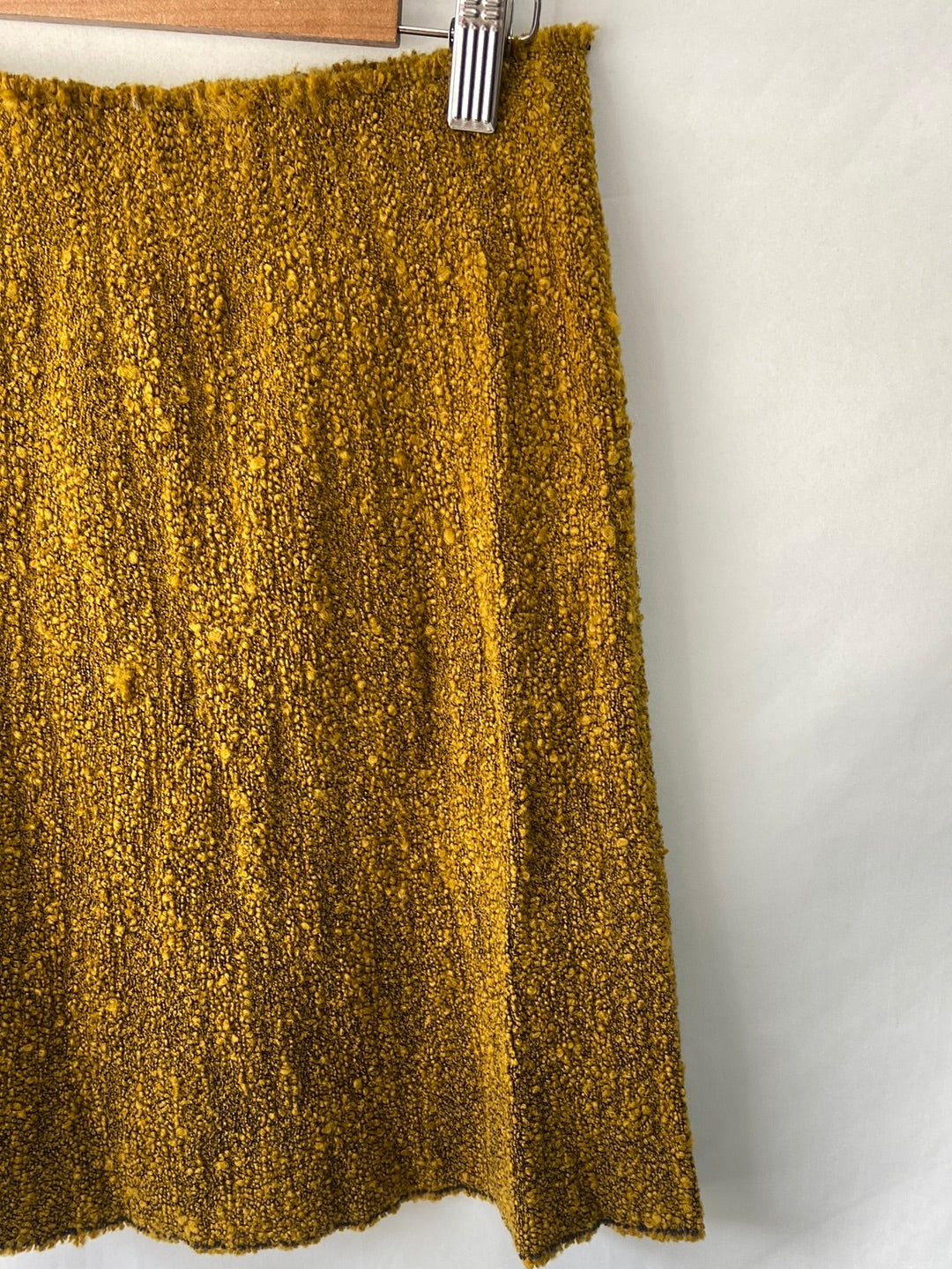 MAROLA. Falda mostaza textura con lanaT. S/M