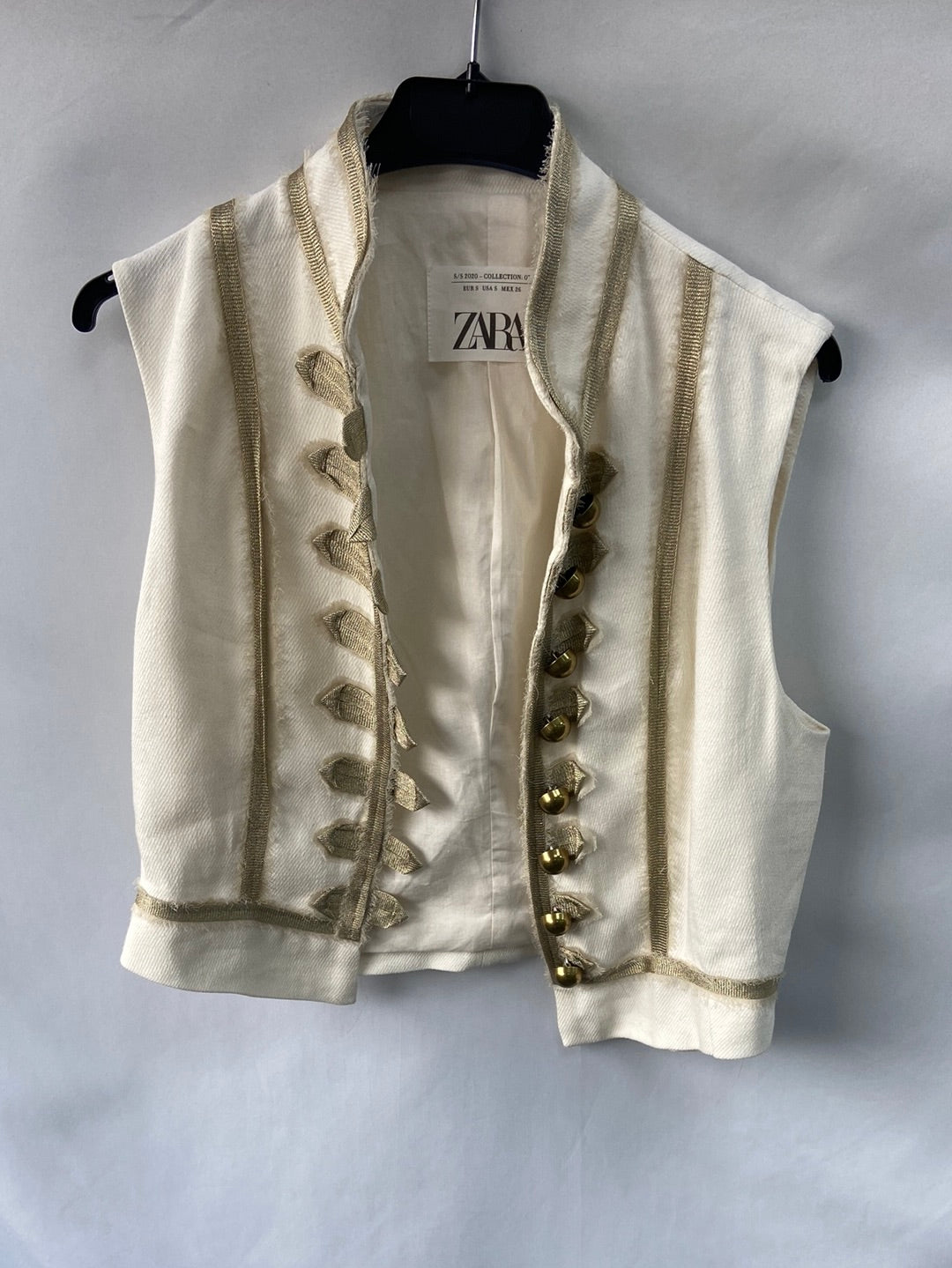 ZARA.Chaleco beige y dorado T.s