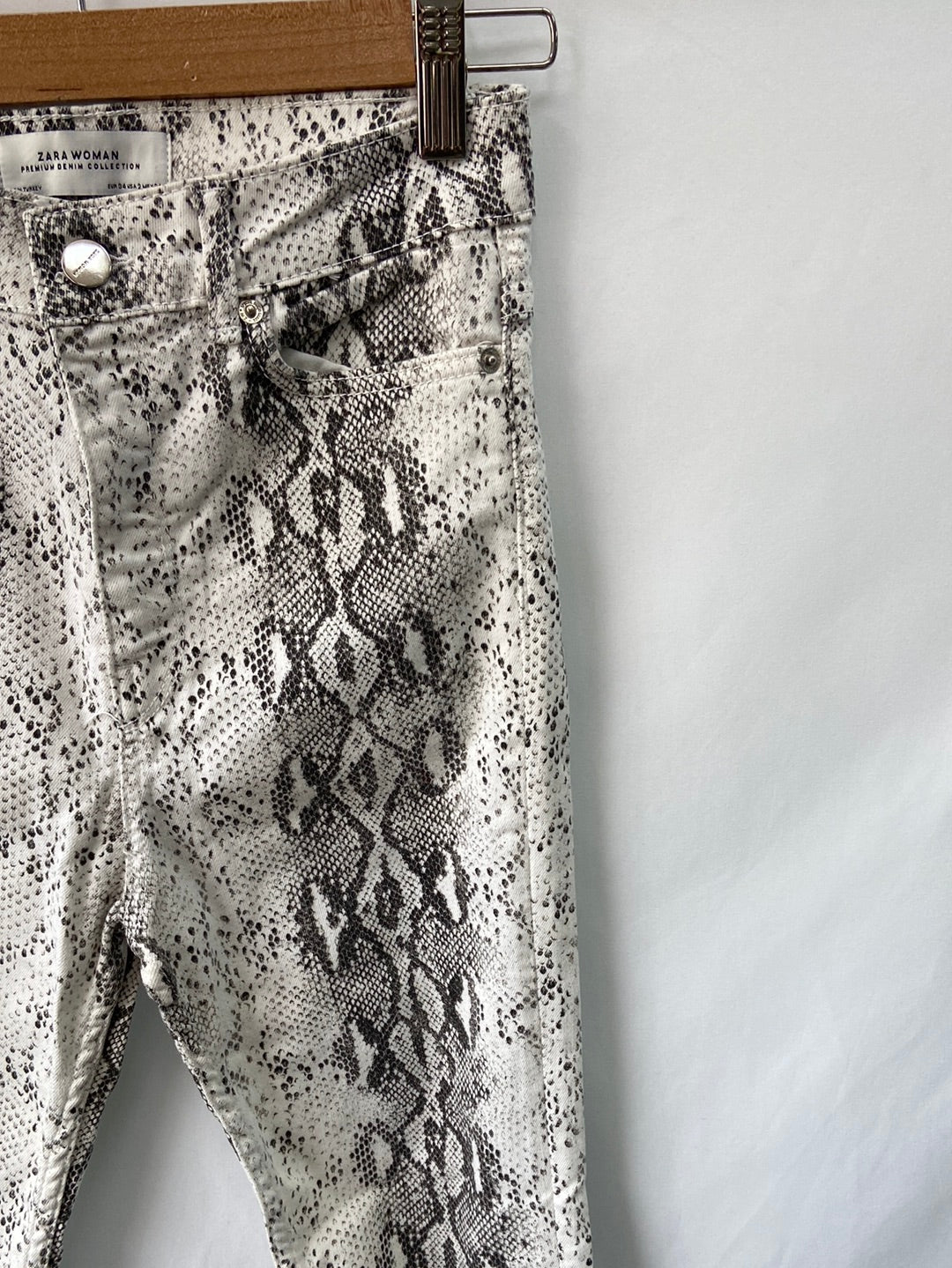 ZARA.Pantalones animal print T.34(32)