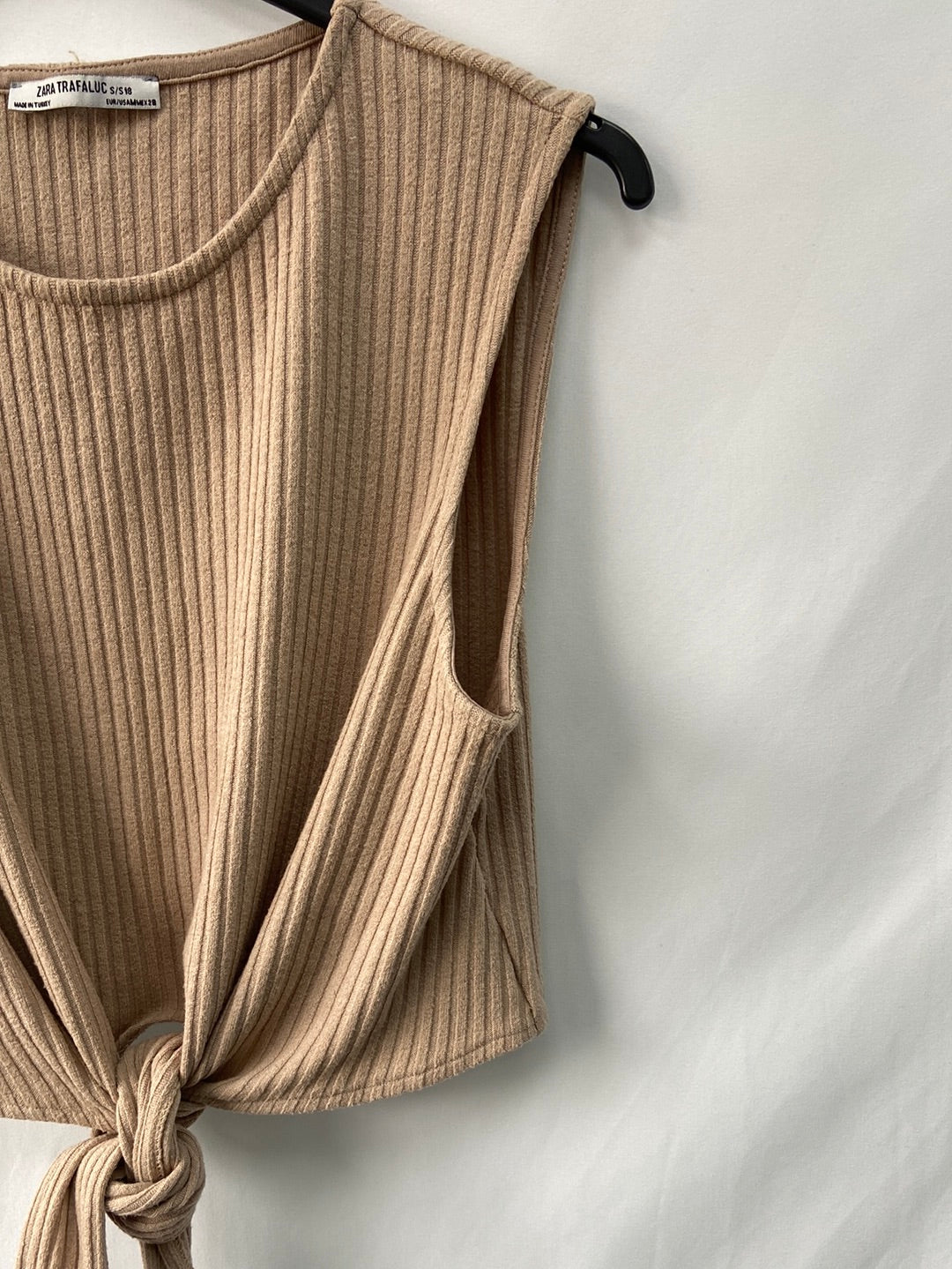 ZARA. Top beige canalé T.s