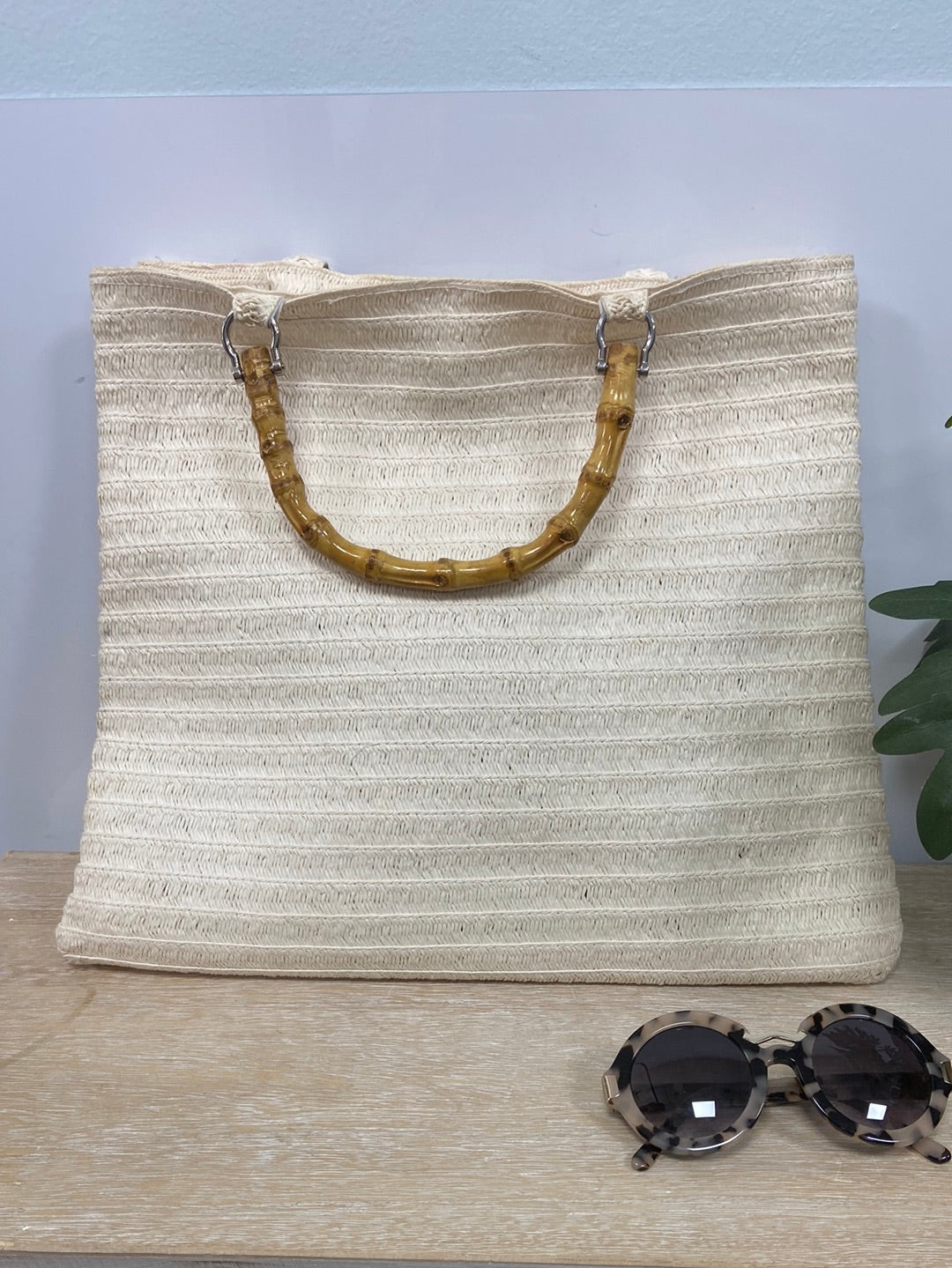 H&amp;M.Beige raffia bag with wooden handle