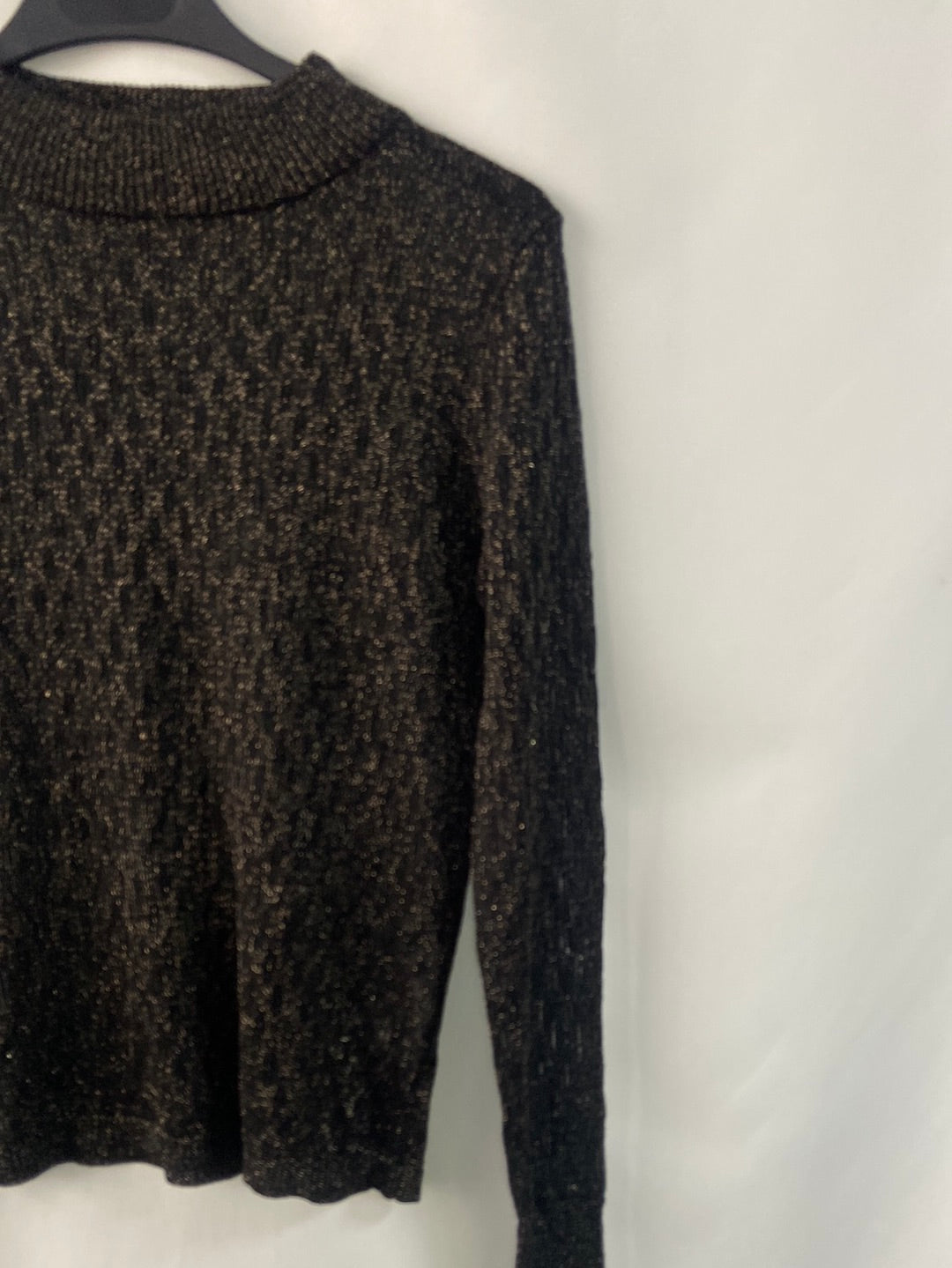 MARIA POMBO.Top/Sweater with golden threads TM
