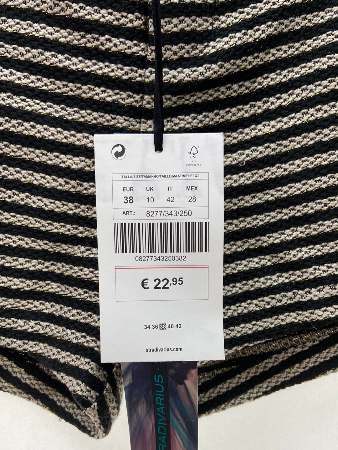 STRADIVARIUS. Embroidered shorts T.38