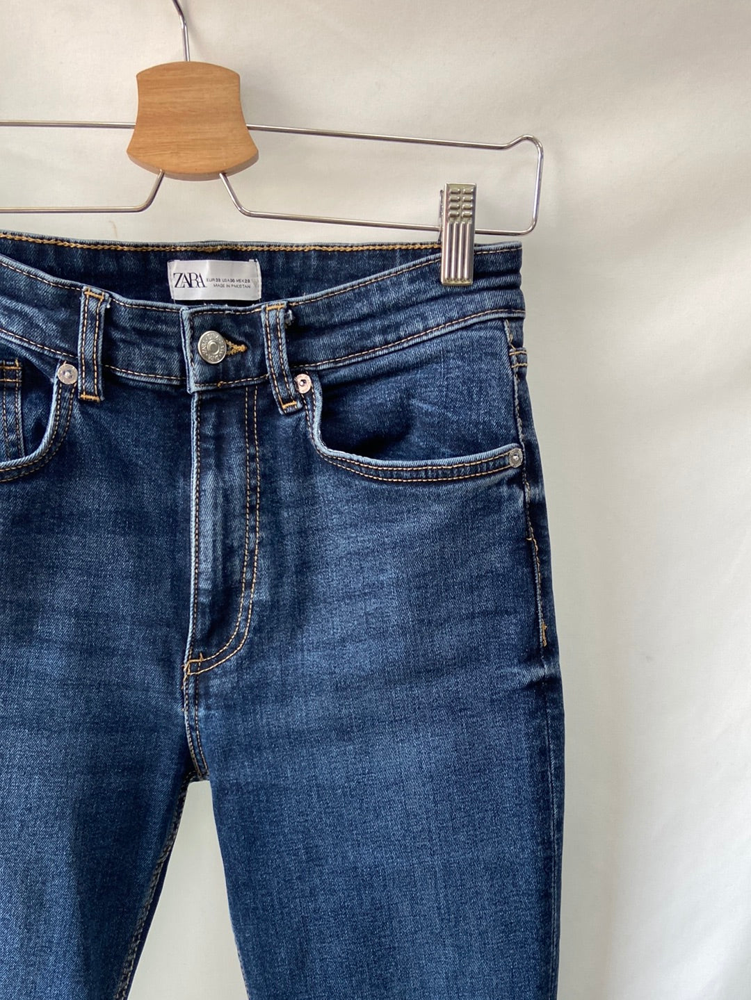 ZARA.Pantalones vaqueros bajo acampanado T.38