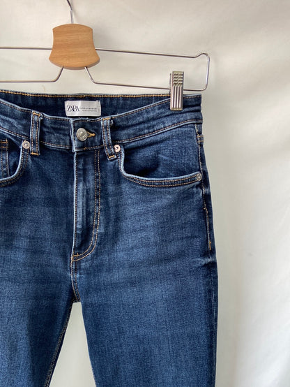 ZARA.Pantalones vaqueros bajo acampanado T.38