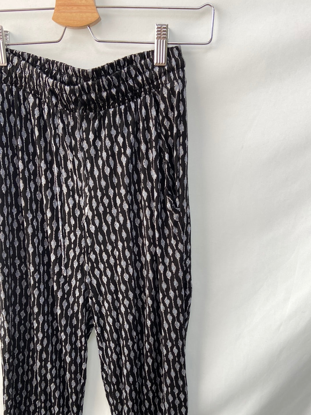 H&M. Pantalón elástico T. XS
