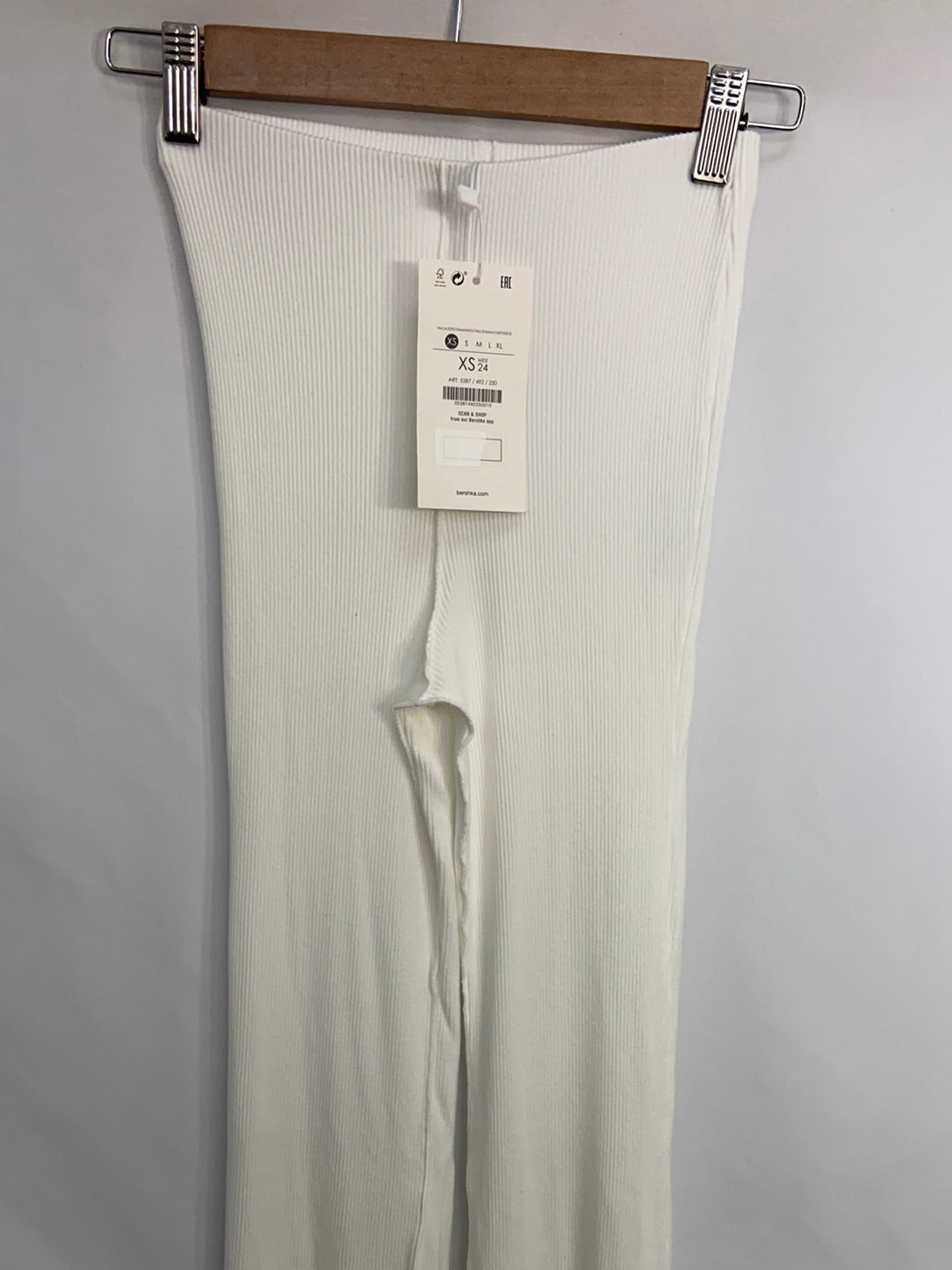 BERSHKA.Pantalones blancos canalé T.XS