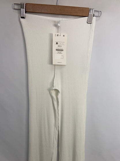 BERSHKA.Pantalones blancos canalé T.XS