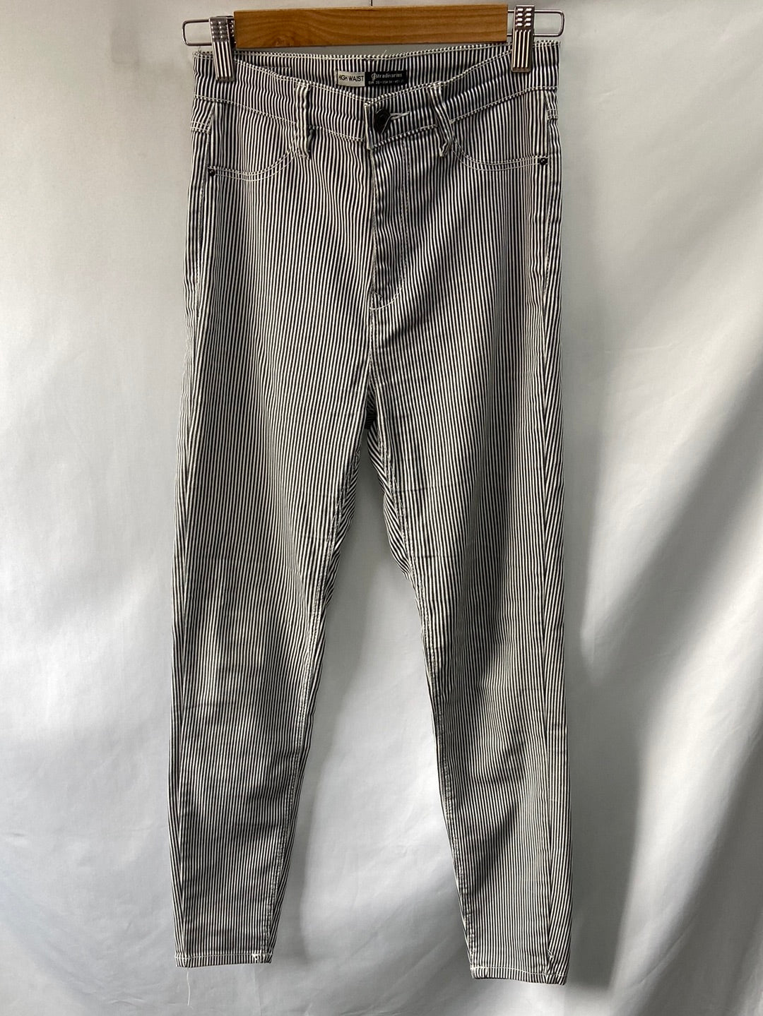 STRADIVARIUS. Pantalón rayas T.36