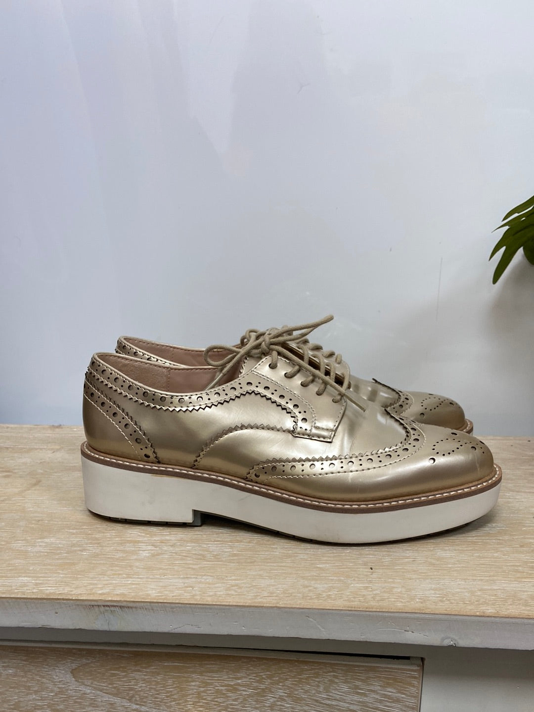 ZARA. Gold lace-up shoes, size 38