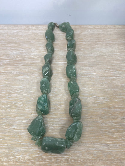 market. OTRAS.Collar piedras verdes