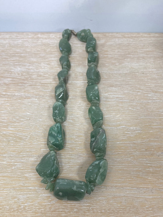 market. OTRAS.Collar piedras verdes
