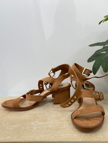 STRADIVARIUS.Sandalias tacón camel T.38