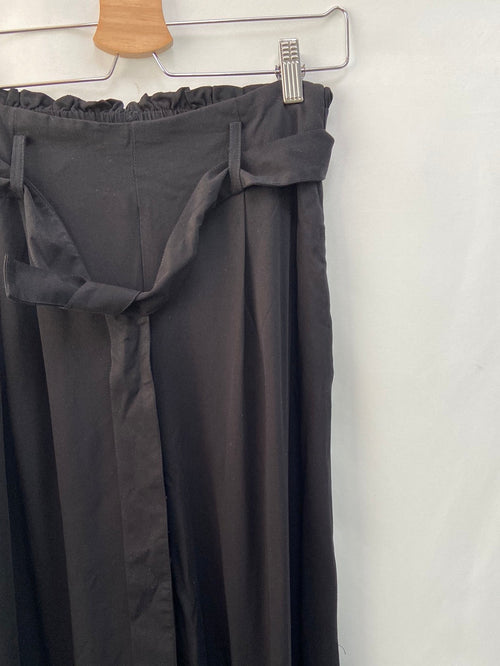 VILA. pantalón negro culotte  T.36