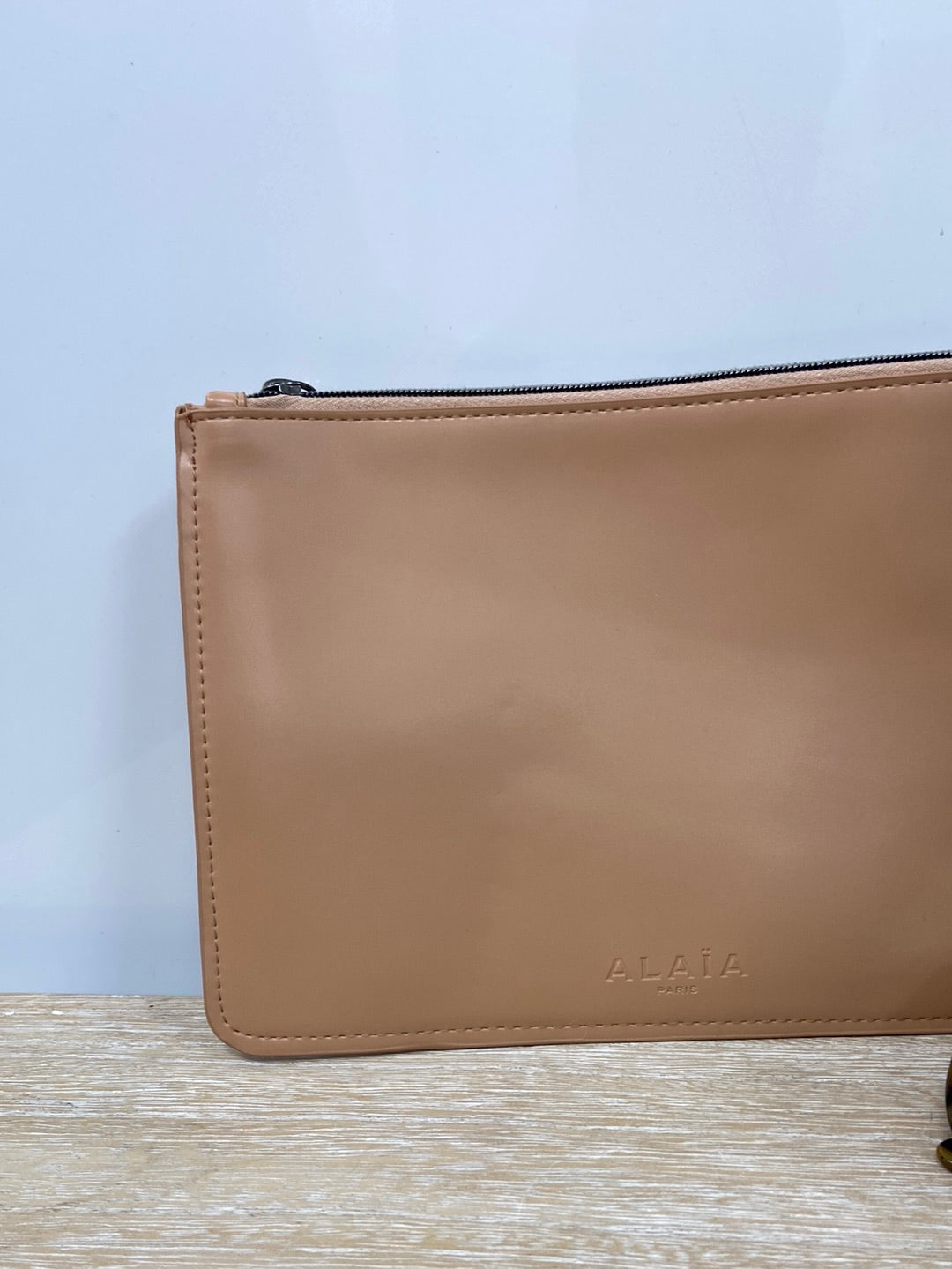 ALAÏA. Nude hand letter