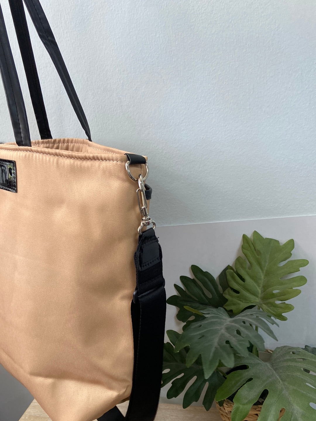 SIMONE. Maxi bag in beige and black fabric