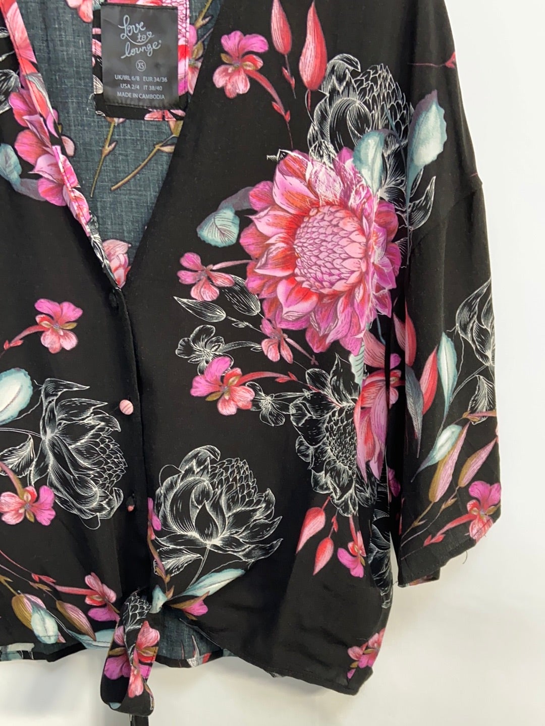 LOVE TO LOUNGE.Blusa negra flores T.xs