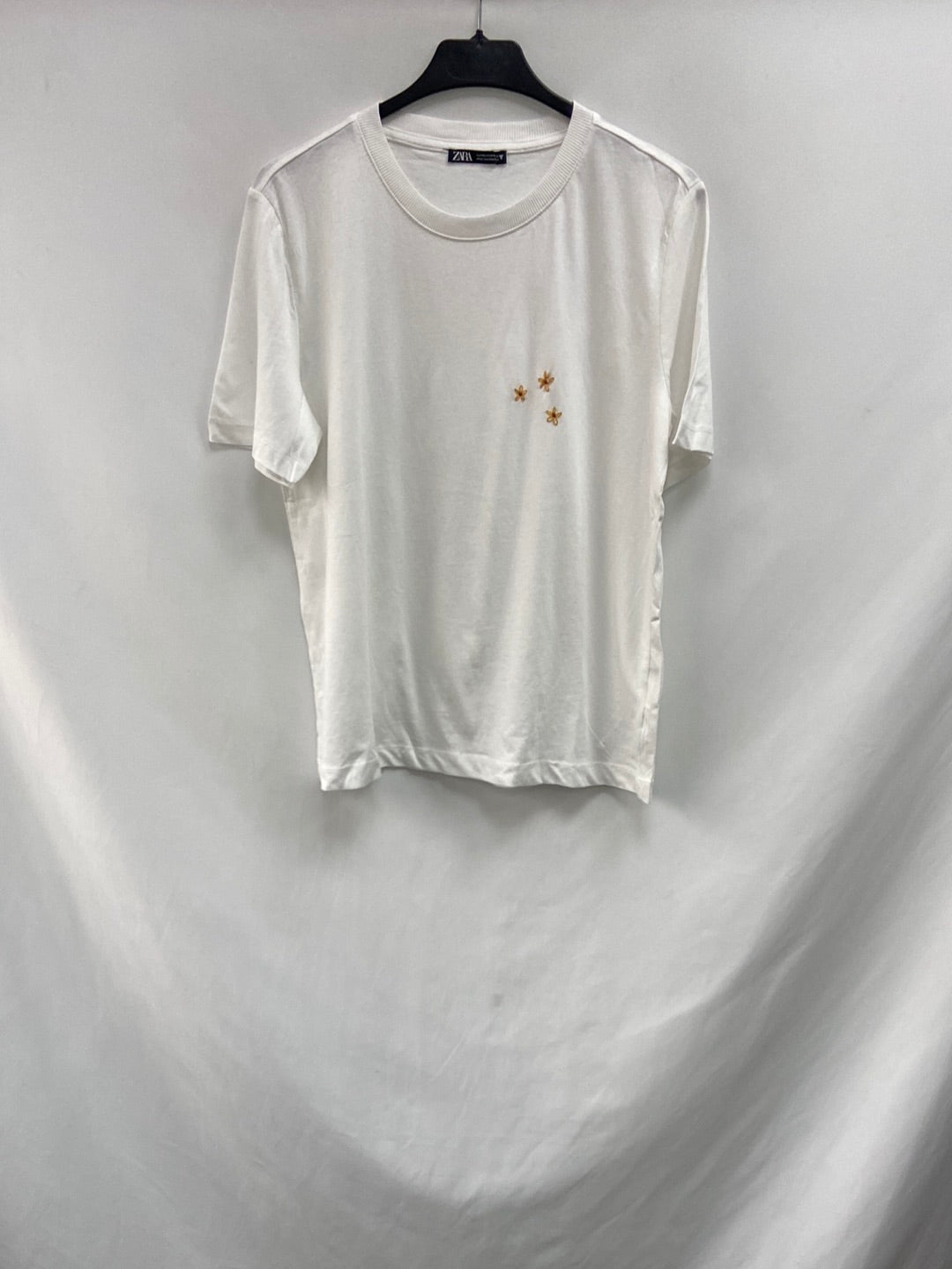 ZARA.White T-shirt with embroidered flowers TM
