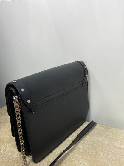 STRADIVARIUS. bolso negro tachuelas (tara)