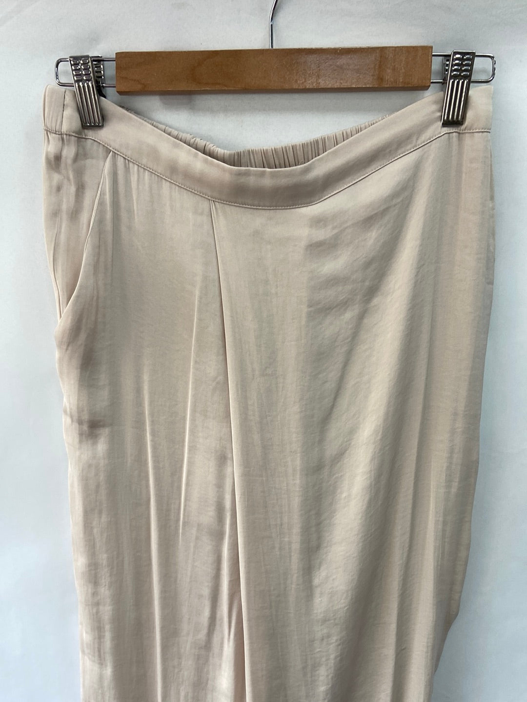 OYSHO.Pantalón beige Perla fluido T.M