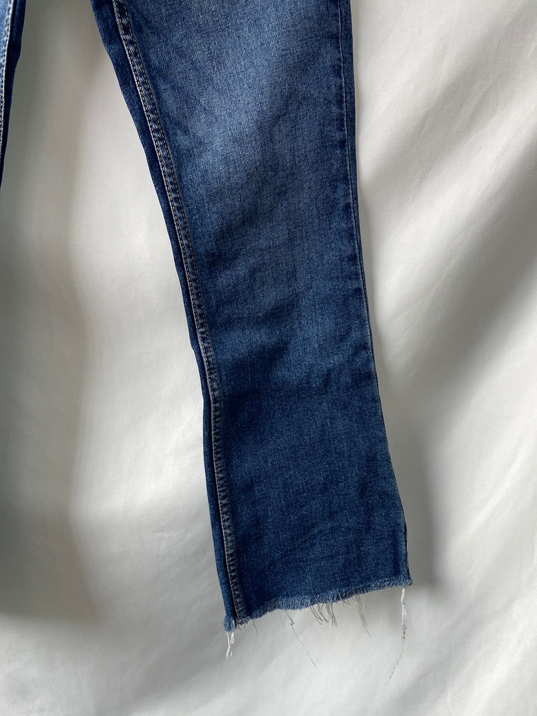 ZARA.Pantalones vaqueros bajo deshilachado T.34