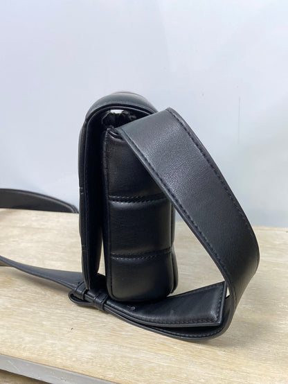 VIOLETA BY MAGO. bolso negro acolchado