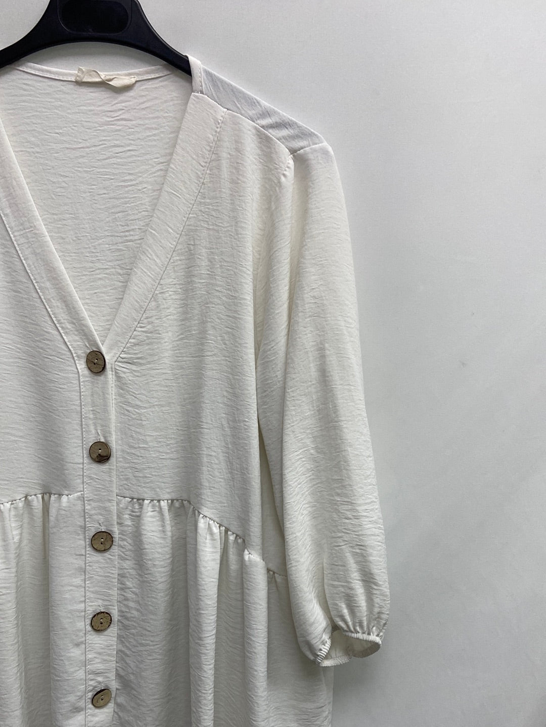 WHITE & ONE. Blusa blanca botones T.u(m)