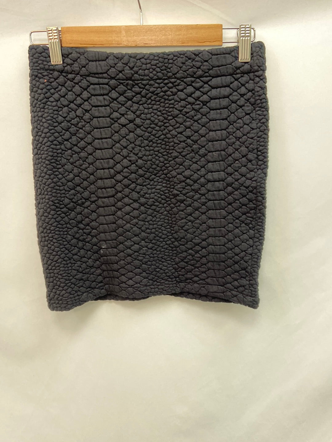 MI&CO. Falda negra ajustada textura T.s