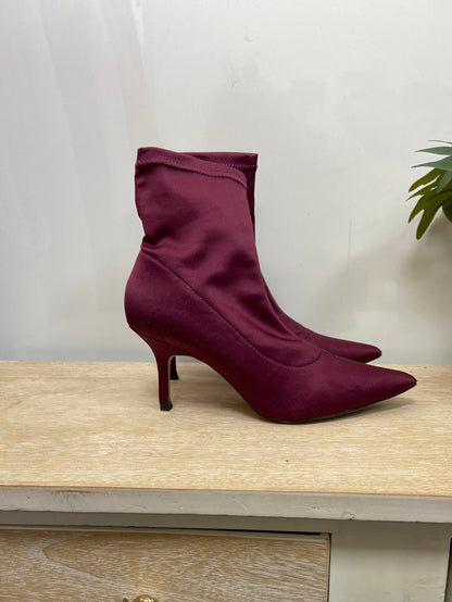 ZARA.Botines burdeos neopreno T.36