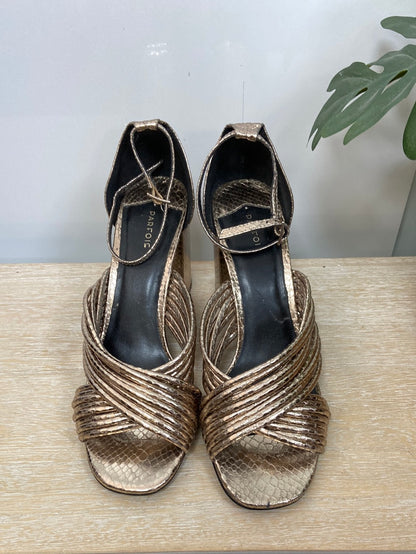 PARFOIS. Golden sandals T.36